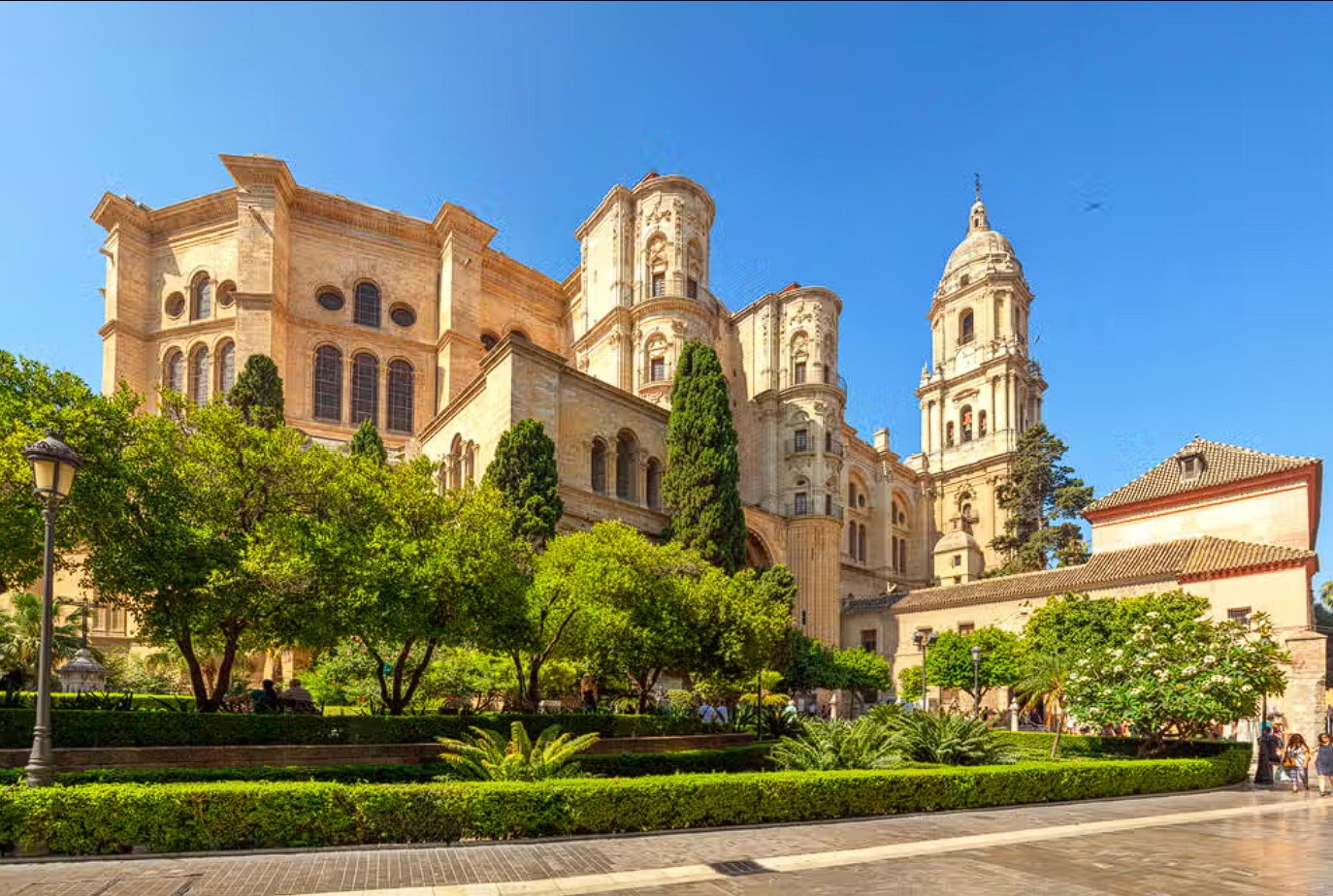 Catedral de Málaga /></p>
<p>
Continuamos por la calle Santa María hasta llegar a la impresionante <strong>Catedral de la Encarnación</strong>, uno de los monumentos más emblemáticos de la ciudad.
</p>
<p>
Su construcción comenzó en el siglo XVI sobre la antigua mezquita musulmana. El templo presenta un magnífico estilo <strong>renacentista</strong>, aunque quedó inacabado cuando se detuvieron las obras en 1782.
</p>
<p>
Por ello los malagueños la conocen cariñosamente como <strong>“La Manquita”</strong>, ya que solo tiene una torre.
</p>
<p>
Frente a la catedral se encuentra la <strong>Plaza del Obispo</strong> y el elegante <strong>Palacio Episcopal</strong>, una joya del barroco malagueño.
</p>
<hr>
<h3>📍 Visita 3 – Alcazaba y Teatro Romano</h3>
<p><!-- INSERTAR IMAGEN ALCAZABA --></p>
<p>
Seguimos por la calle Císter hasta llegar al <strong>Museo de Málaga</strong>, ubicado en el Palacio de la Aduana. Muy cerca se encuentra uno de los conjuntos históricos más importantes de la ciudad.
</p>
<p>
La <strong>Alcazaba de Málaga</strong>, construida entre los siglos XI y XV, fue el palacio fortaleza de los gobernantes musulmanes. Situada a los pies del monte Gibralfaro, ofrece magníficas vistas de la ciudad.
</p>
<p>
A sus pies se encuentra el <strong>Teatro Romano</strong>, construido en el siglo I a.C. y recuperado recientemente como espacio cultural.
</p>
<hr>
<h3>📍 Visita 4 – Ruta de Picasso</h3>
<p><!-- INSERTAR IMAGEN CASA NATAL PICASSO --></p>
<p>
Continuamos hasta la <strong>Plaza de la Merced</strong>, donde se encuentra la <strong>Casa Natal de Picasso</strong>. Aquí nació el artista en 1881 y hoy se exhiben objetos personales, cerámicas, grabados y obras originales.
</p>
<p>
A pocos metros encontramos la <strong>Iglesia de Santiago</strong>, donde el pintor fue bautizado.
</p>
<p>
Muy cerca está el <strong>Museo Picasso Málaga</strong>, ubicado en el Palacio de Buenavista. El museo expone más de <strong>200 obras del artista</strong> entre pinturas, esculturas, dibujos y cerámicas.
</p>
<p>🍽️ <strong>Hora de comer:</strong> El centro histórico ofrece innumerables restaurantes donde probar especialidades locales como:</p>
<ul>
<li>Pescaíto frito</li>
<li>Ajoblanco</li>
<li>Gazpachuelo</li>
<li>Ensalada malagueña</li>
</ul>
<hr>
<h3>📍 Visita 5 – Castillo de Gibralfaro</h3>
<p><!-- INSERTAR IMAGEN GIBRALFARO --></p>
<p>
Por la tarde subimos al <strong>Castillo de Gibralfaro</strong>. Desde la Plaza de la Marina podemos tomar el <strong>autobús nº35</strong> que llega hasta la fortaleza.
</p>
<p>
El castillo fue ampliado en el siglo XIV por el rey nazarí <strong>Yusuf I</strong> y ofrece una de las mejores vistas panorámicas de la ciudad y su bahía.
</p>
<p>📸 <strong>Imprescindible:</strong> disfrutar del atardecer desde sus murallas.</p>
<hr>
<h3>📍 Visita 6 – Puerto de Málaga</h3>
<p><!-- INSERTAR IMAGEN MUELLE 1 --></p>
<p>
De regreso a la ciudad bajamos en la parada cercana a la <strong>Plaza de Toros de La Malagueta</strong> y visitamos el <strong>Museo del Patrimonio Municipal</strong>.
</p>
<p>
Después cruzamos el Paseo del Parque hasta llegar al <strong>Paseo de la Farola</strong>, donde se encuentra el famoso faro de Málaga.
</p>
<p>
Desde aquí accedemos al moderno <strong>Muelle 1</strong>, una zona de ocio con tiendas, restaurantes y vistas al mar.
</p>
<p>
Entre los muelles 1 y 2 se encuentra el <strong>Centre Pompidou Málaga</strong>, dedicado al arte moderno y contemporáneo.
</p>
<p>
El paseo continúa por el <strong>Palmeral de las Sorpresas</strong>, donde también se puede visitar el <strong>Museo Alborania</strong>, dedicado al Mar de Alborán.
</p>
<p style=